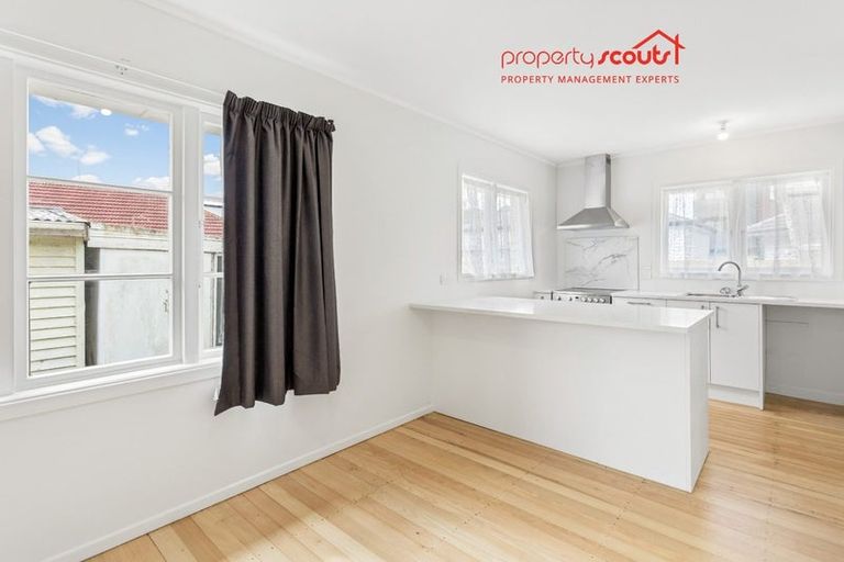 Photo of property in 16 Serjeant Street, Henderson, Auckland, 0612