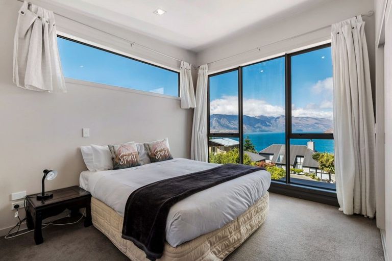 Photo of property in 72 Wynyard Crescent, Fernhill, Queenstown, 9300