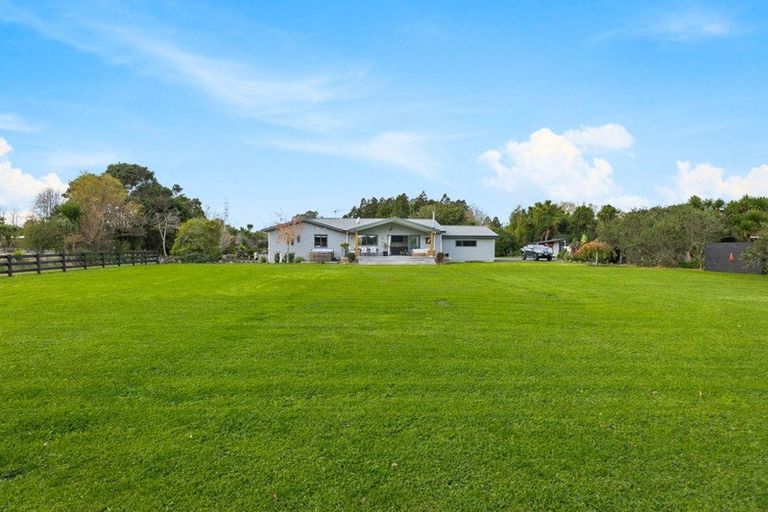 Photo of property in 124 Boord Crescent, Kumeu, 0891