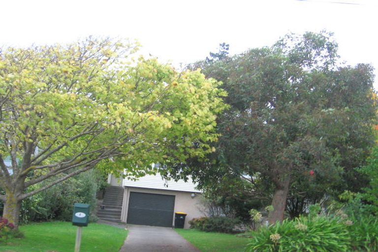Photo of property in 4 Ranui Terrace, Tawa, Wellington, 5028