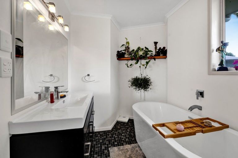 Photo of property in 540 Finnerty Road, Cardiff, Stratford, 4391