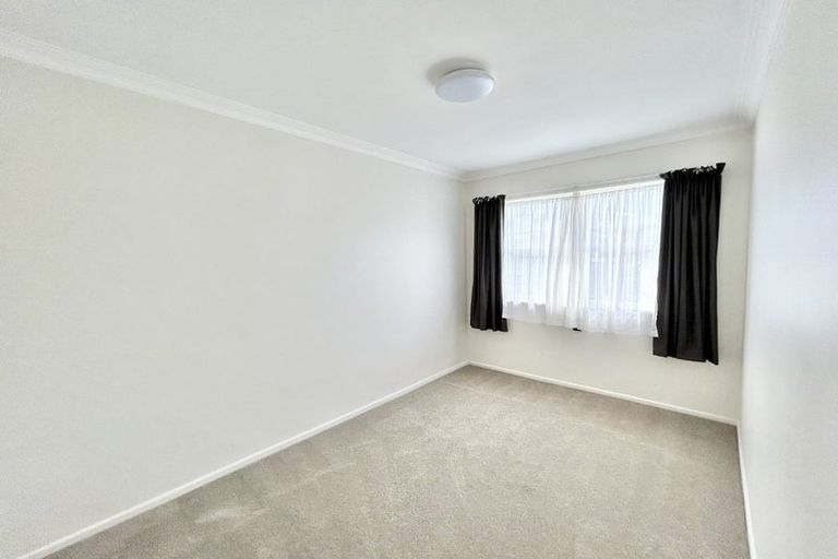 Photo of property in 32 Queenwood Road, Levin, 5510