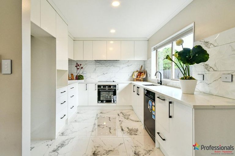 Photo of property in 18 Staten Place, Mangere, Auckland, 2022