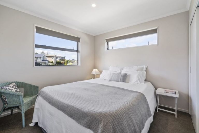 Photo of property in 12 Arbors Track, Silverdale, 0932