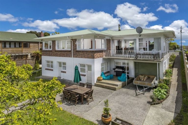 Photo of property in 1066 Scenic Drive North, Swanson, Auckland, 0816