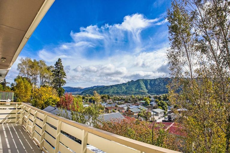 Photo of property in 22b Hillside Drive, Maoribank, Upper Hutt, 5018