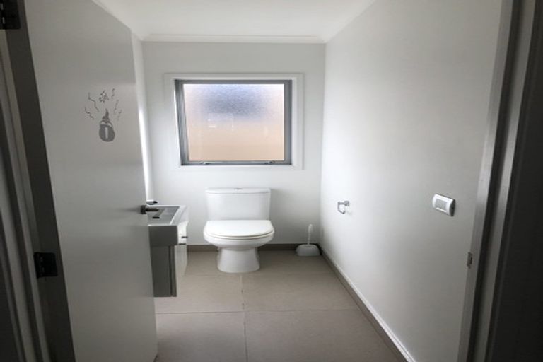 Photo of property in 71 Fields Parade, Oteha, Auckland, 0632