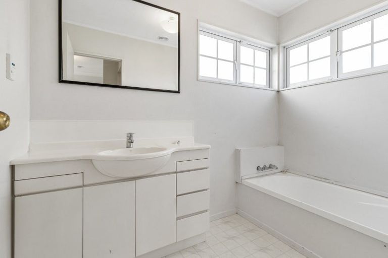 Photo of property in 1/1 Seine Road, Forrest Hill, Auckland, 0620