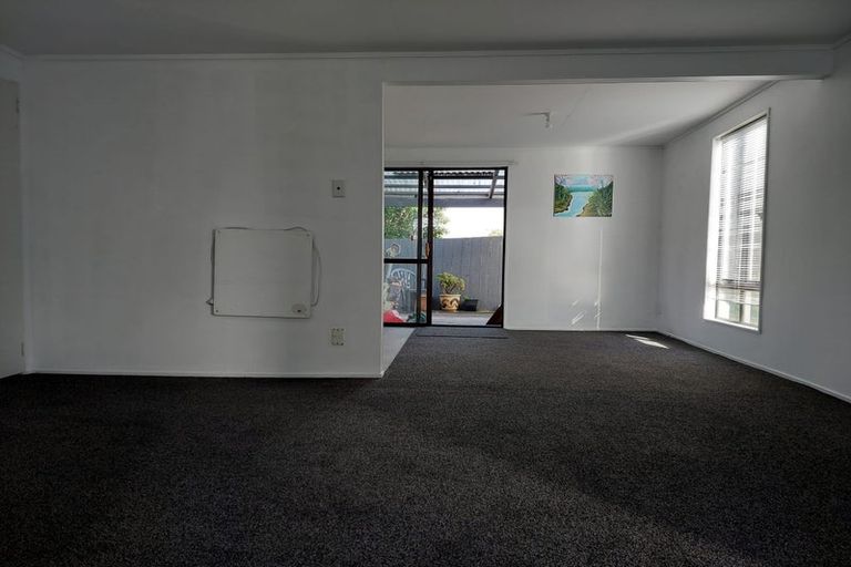 Photo of property in 2/328 East Coast Road, Sunnynook, Auckland, 0632