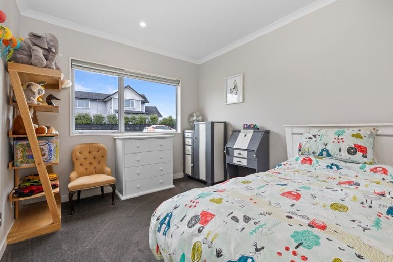 Photo of property in 16 Walter Ruddock Avenue, Kumeu, 0810