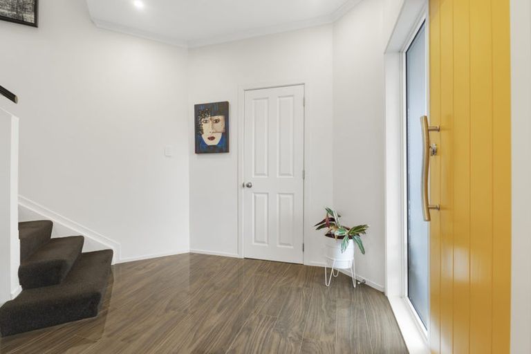 Photo of property in 49a The Esplanade, Eastern Beach, Auckland, 2012