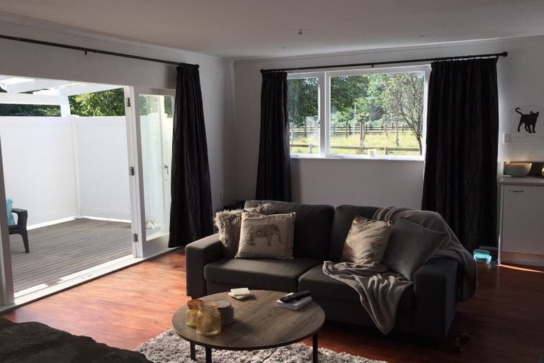 Photo of property in 60 Lathrope Road, Kumeu, 0892