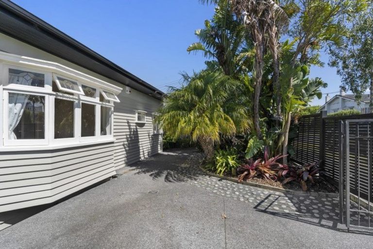 Photo of property in 52 Westmere Crescent, Westmere, Auckland, 1022