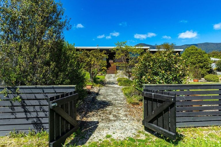 Photo of property in 11 Glentui Place, Waikawa, Picton, 7220