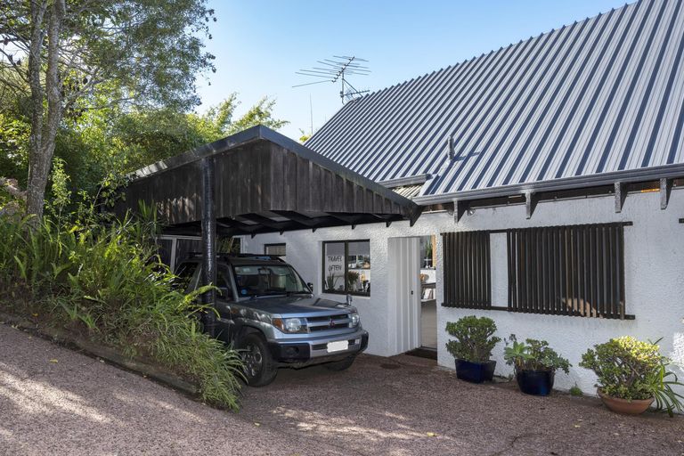 Photo of property in 2/813 East Coast Road, Northcross, Auckland, 0630