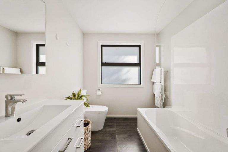 Photo of property in 208a Queens Drive, Lyall Bay, Wellington, 6022