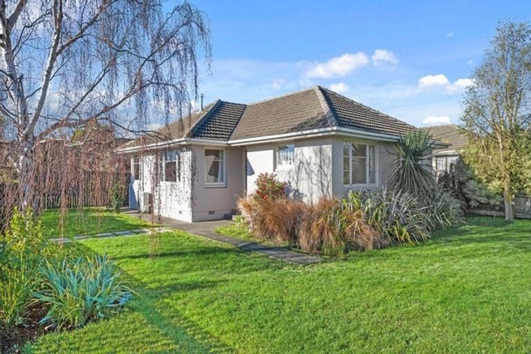 Photo of property in 2 Eglinton Street, Avondale, Christchurch, 8061