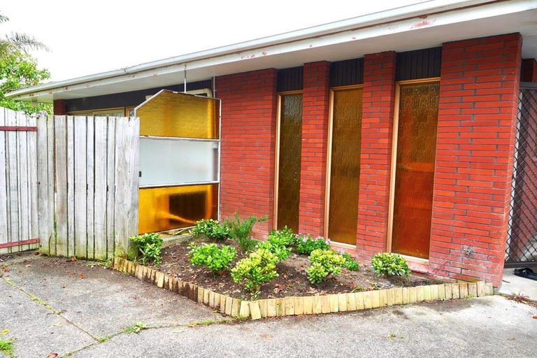 Photo of property in 2/371 Wairau Road, Totara Vale, Auckland, 0629