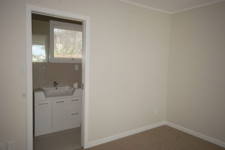 Photo of property in 100 Oakdale Road, Mount Roskill, Auckland, 1041