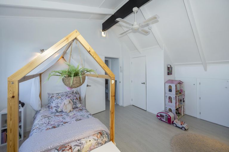 Photo of property in 2/813 East Coast Road, Northcross, Auckland, 0630