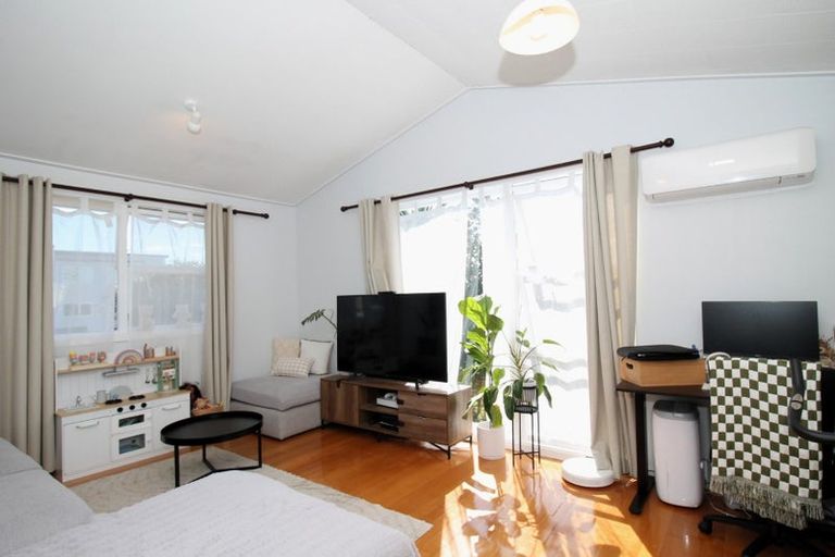 Photo of property in 1/11 Liston Street, Northcote, Auckland, 0627