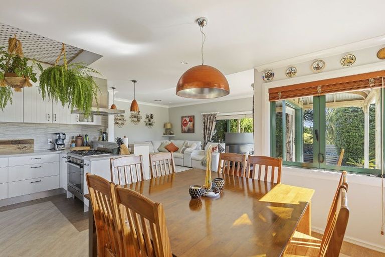 Photo of property in 128 Wairau Road, Oakura, 4314