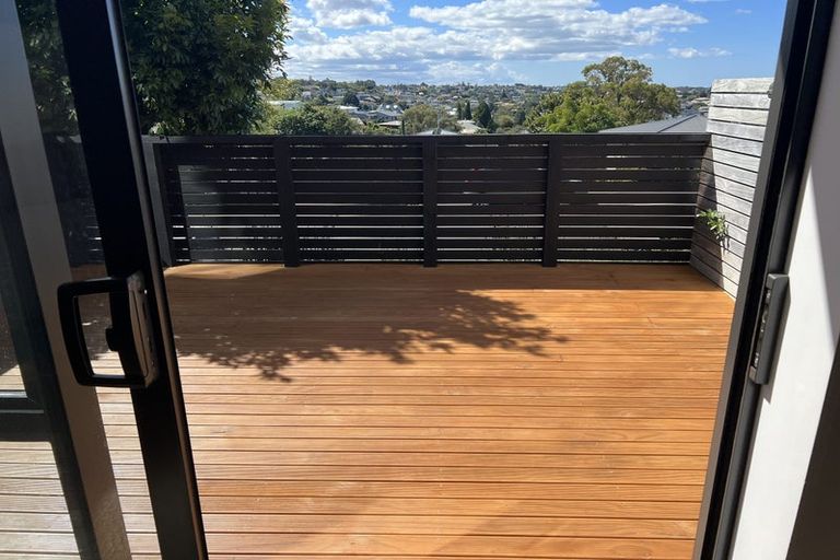 Photo of property in 5/15 Chivalry Road, Glenfield, Auckland, 0629