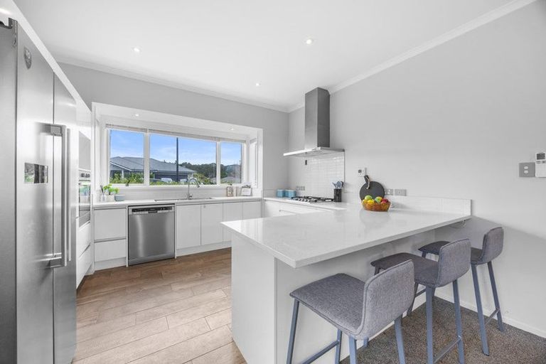 Photo of property in 5 Malbec Place, Huapai, Kumeu, 0810