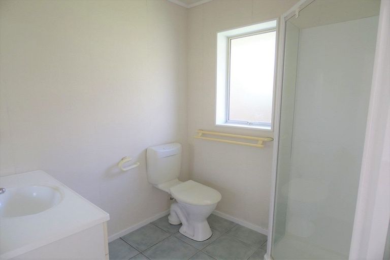 Photo of property in 72 Kingdale Road, Henderson, Auckland, 0610