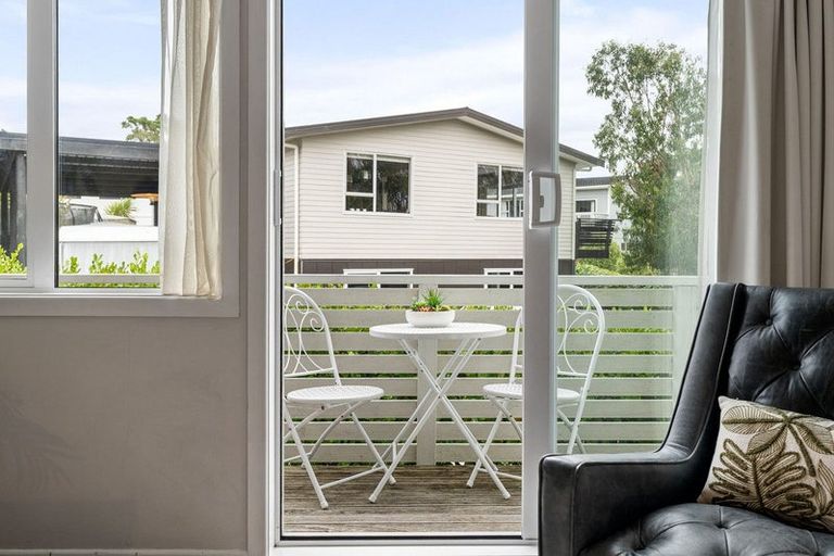 Photo of property in 1/15 Bloomsbury Grove, Newlands, Wellington, 6037