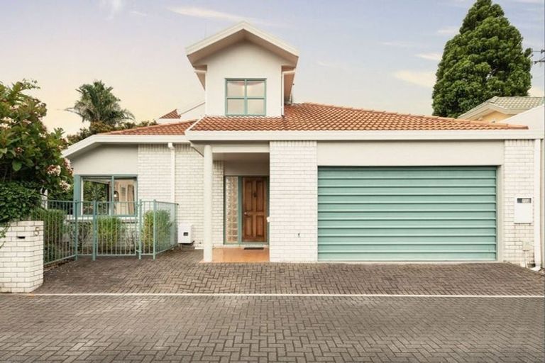 Photo of property in 5 Edgecumbe Way, Tauranga, 3110