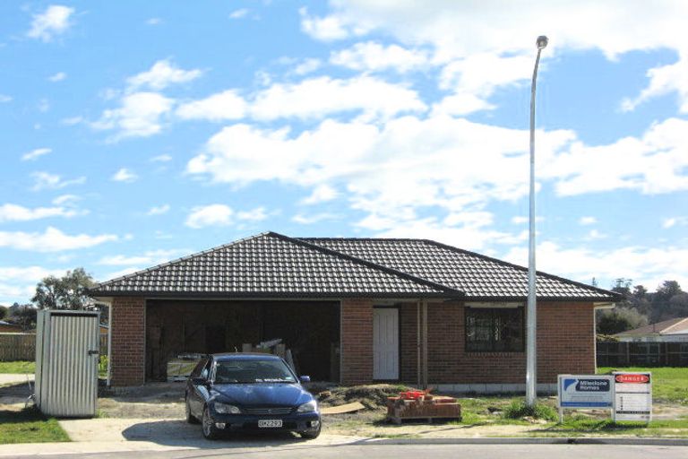 Photo of property in 11-13 Latham Stubbs Crescent, Waipawa, 4210