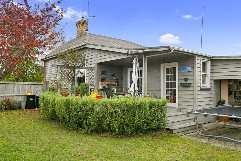 Photo of property in 233 Shakespeare Street, Leamington, Cambridge, 3432