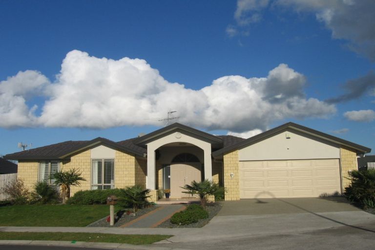Photo of property in 16 Ballydonegan Rise, East Tamaki, Auckland, 2013