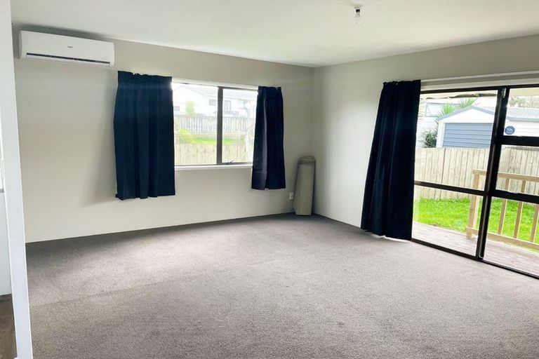 Photo of property in 3/10 Solveig Place, Randwick Park, Auckland, 2105
