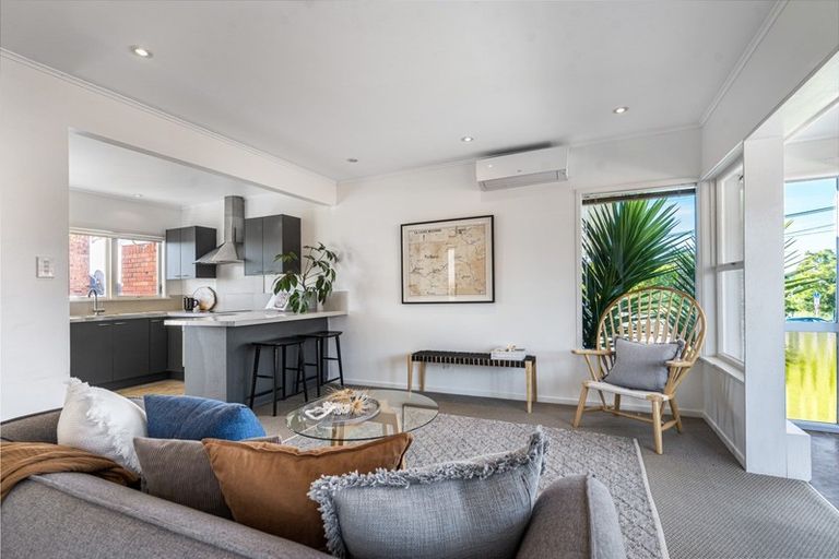 Photo of property in 2/11 Winscombe Street, Belmont, Auckland, 0622