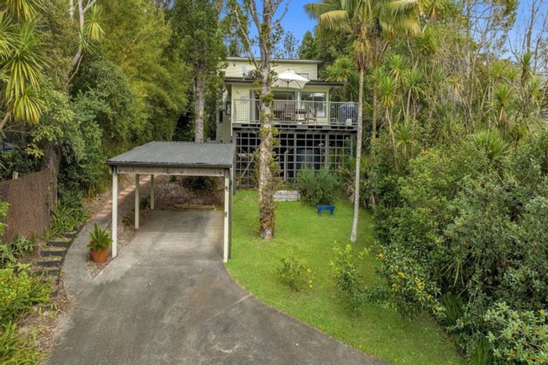 Photo of property in 11 Opou Road, Titirangi, Auckland, 0604