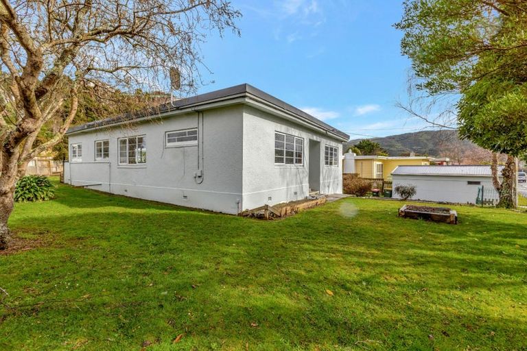 Photo of property in 48 Stokes Valley Road, Stokes Valley, Lower Hutt, 5019