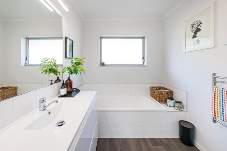 Photo of property in 103 Cashmere Drive, Fitzherbert, Palmerston North, 4410