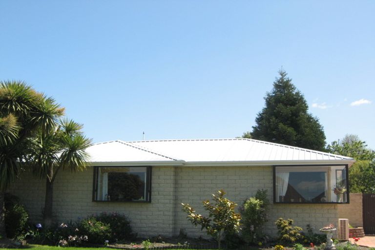 Photo of property in 22 Sonning Place, Redwood, Christchurch, 8051
