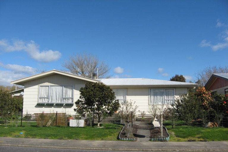 Photo of property in 2 Latham Stubbs Crescent, Waipawa, 4210