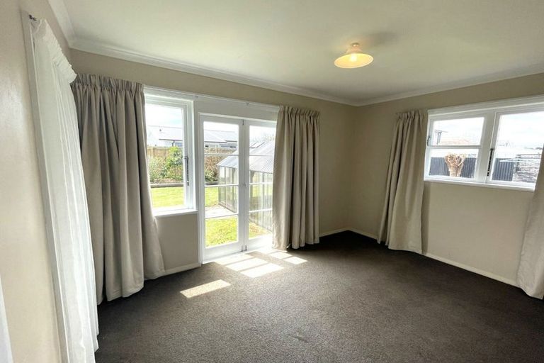 Photo of property in 4 Holford Street, Westown, New Plymouth, 4310
