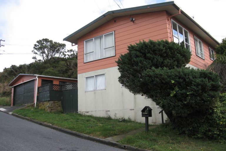 Photo of property in 1 Alwyn Place, Newlands, Wellington, 6037