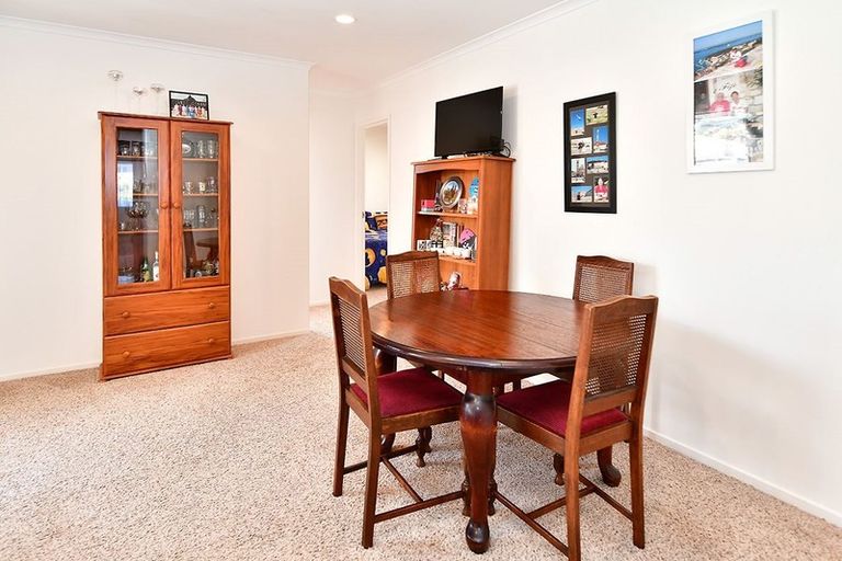 Photo of property in 8 Roberta Crescent, Orewa, 0931