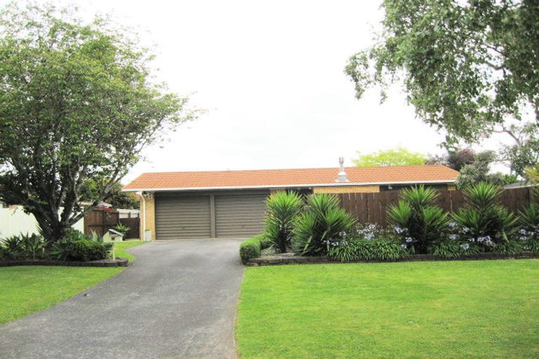 Photo of property in 11 Donzella Place, Conifer Grove, Takanini, 2112