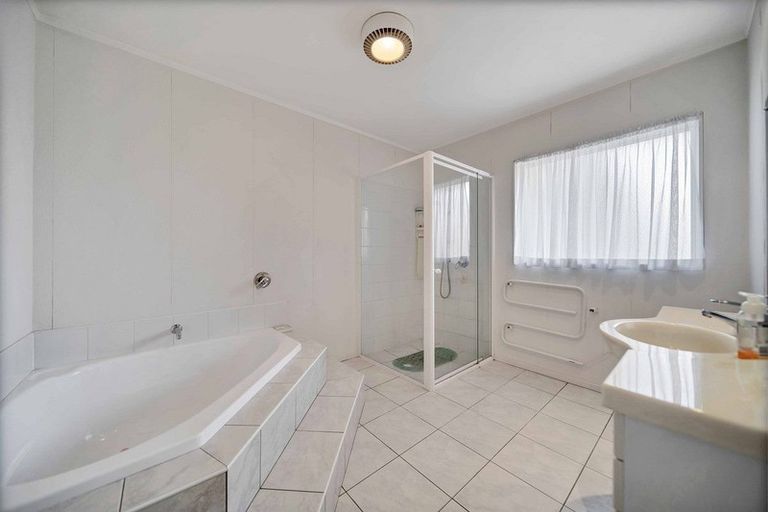 Photo of property in 11 Perotti Place, Conifer Grove, Takanini, 2112