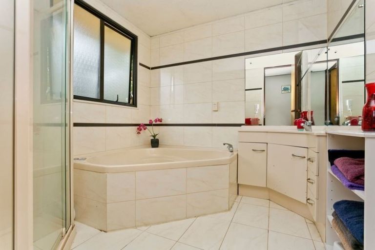 Photo of property in 80 Totaravale Drive, Totara Vale, Auckland, 0629