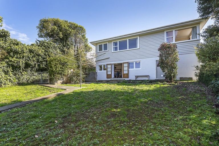 Photo of property in 17 Saint Edmund Crescent, Tawa, Wellington, 5028