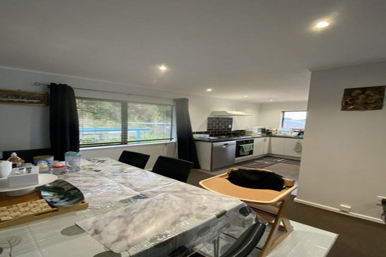 Photo of property in 33 Omapere Street, Whitby, Porirua, 5024