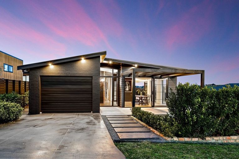 Photo of property in 8 Laly Haddon Place, Matakana, Warkworth, 0985